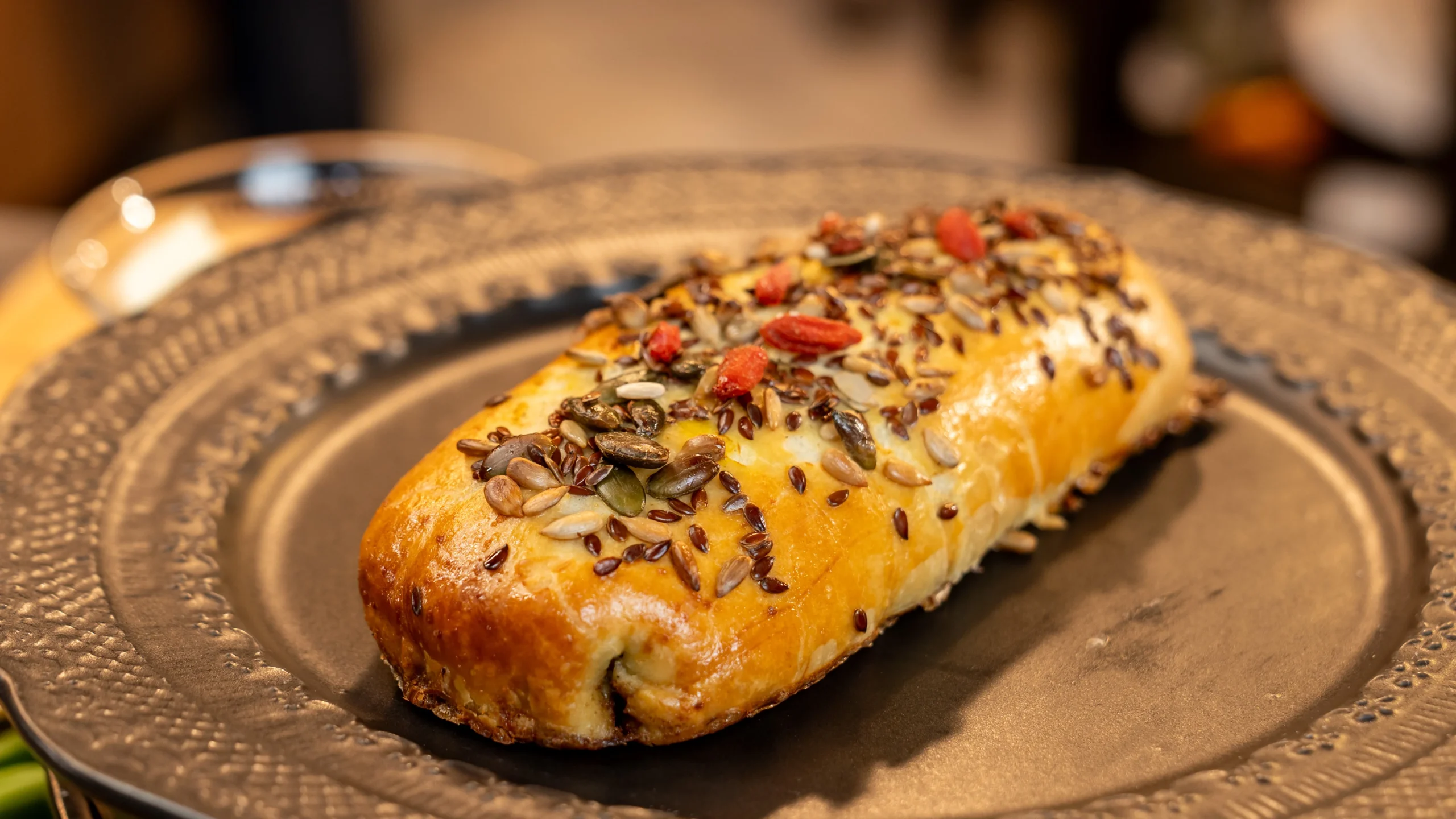 Strudel salato vegetariano con scarola, olive taggiasche e uvetta