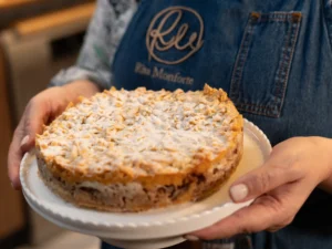 Menu di pasqua siciliano.Torta sbrisolona morbida con ricotta e gocce di cioccolato, un dolce friabile da credenza con ripieno cremoso.
