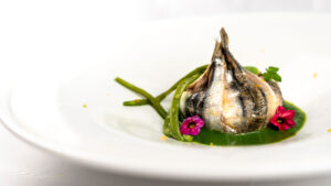 Tortino di sarde con baccelli di fave, ricetta siciliana sostenibile