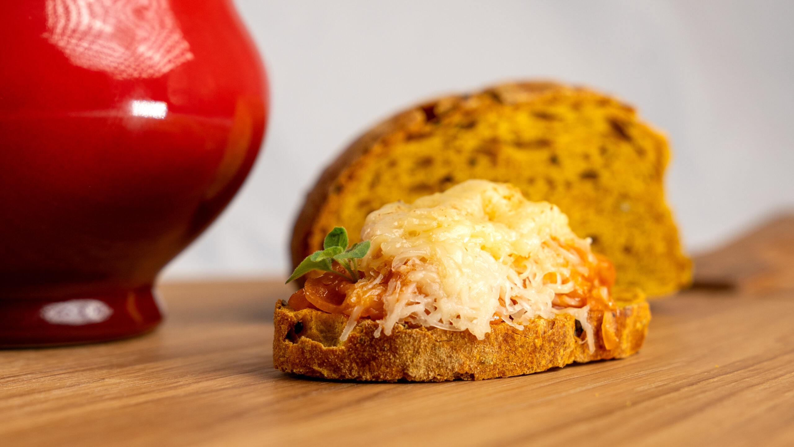 Pane nella cucina siciliana con condimento e formaggio, esempio di utilizzo del pane nella tradizione