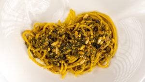 pasta con le sarde alla siciliana con finocchietto selvatico pinoli e uvetta