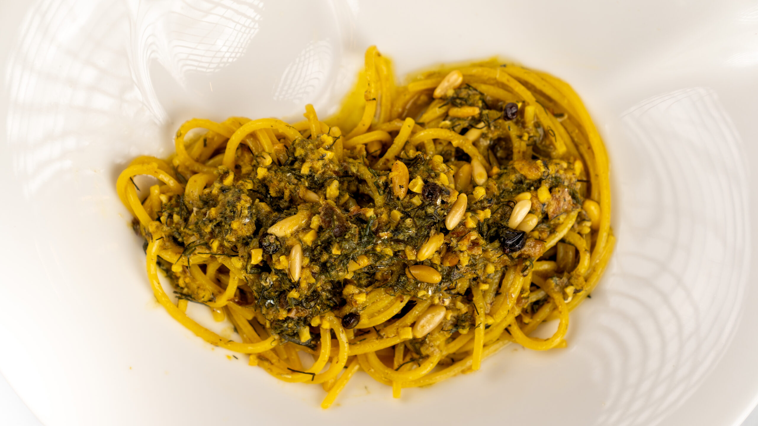 pasta con le sarde alla siciliana con finocchietto selvatico pinoli e uvetta