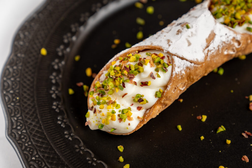 Cannolo siciliano: ricetta e tradizione del dolce simbolo della Sicilia