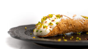 Ripieno di cannolo preparato con ricotta siciliana setacciata e zucchero, cremoso e senza grumi
