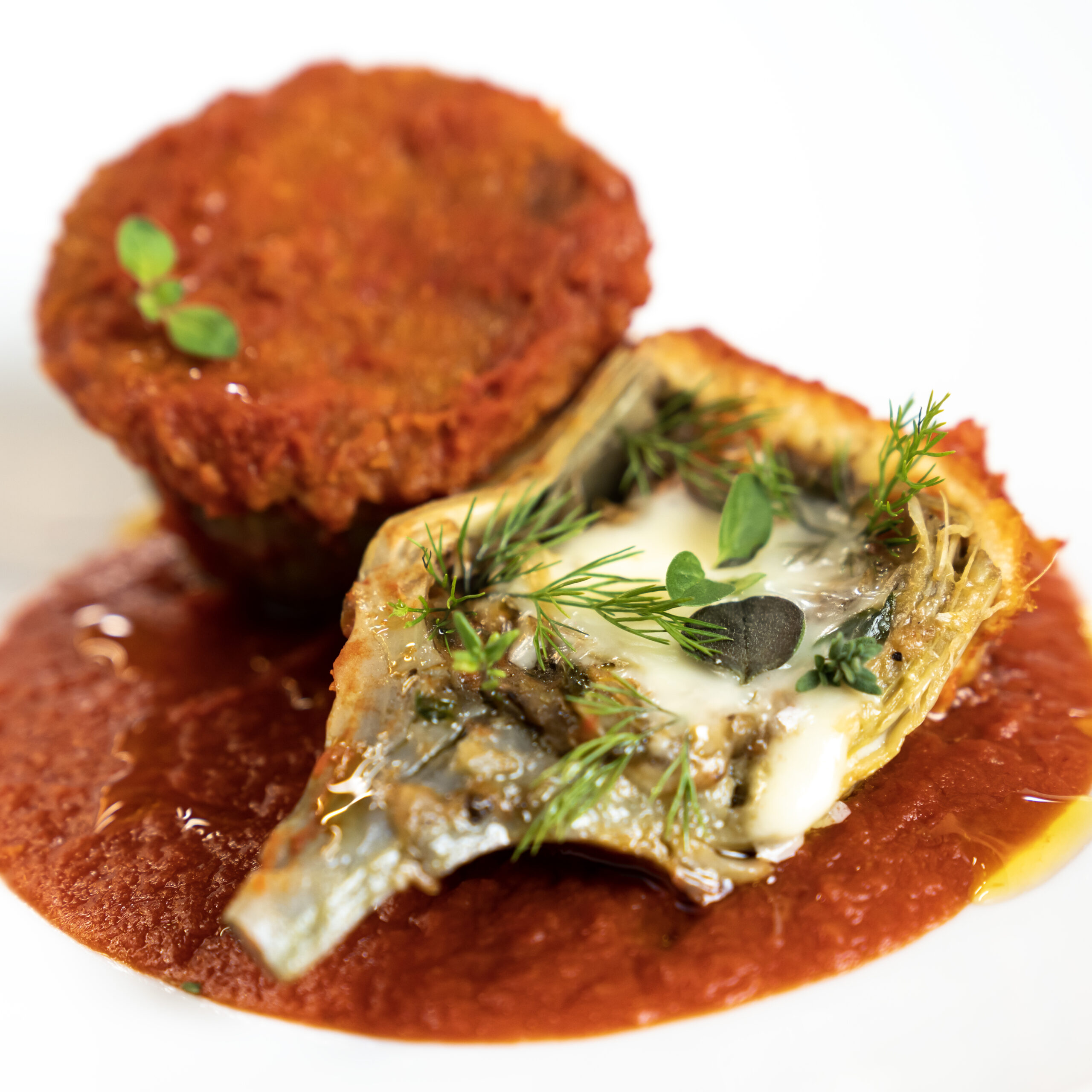 carciofi ripieni cotti a vapore con sugo di pomodoro
