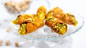 Cannoli siciliani gluten free con crema al pistacchio salato, gusci al cacao e granella artigianale