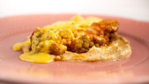 hummus di ceci con cavolfiore al forno ricetta vegan sana Veganuary 2026