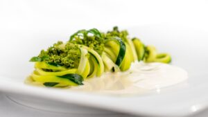 spaghetti di zucchine con crema di anacardi ricetta vegana leggera per menu di Pasqua