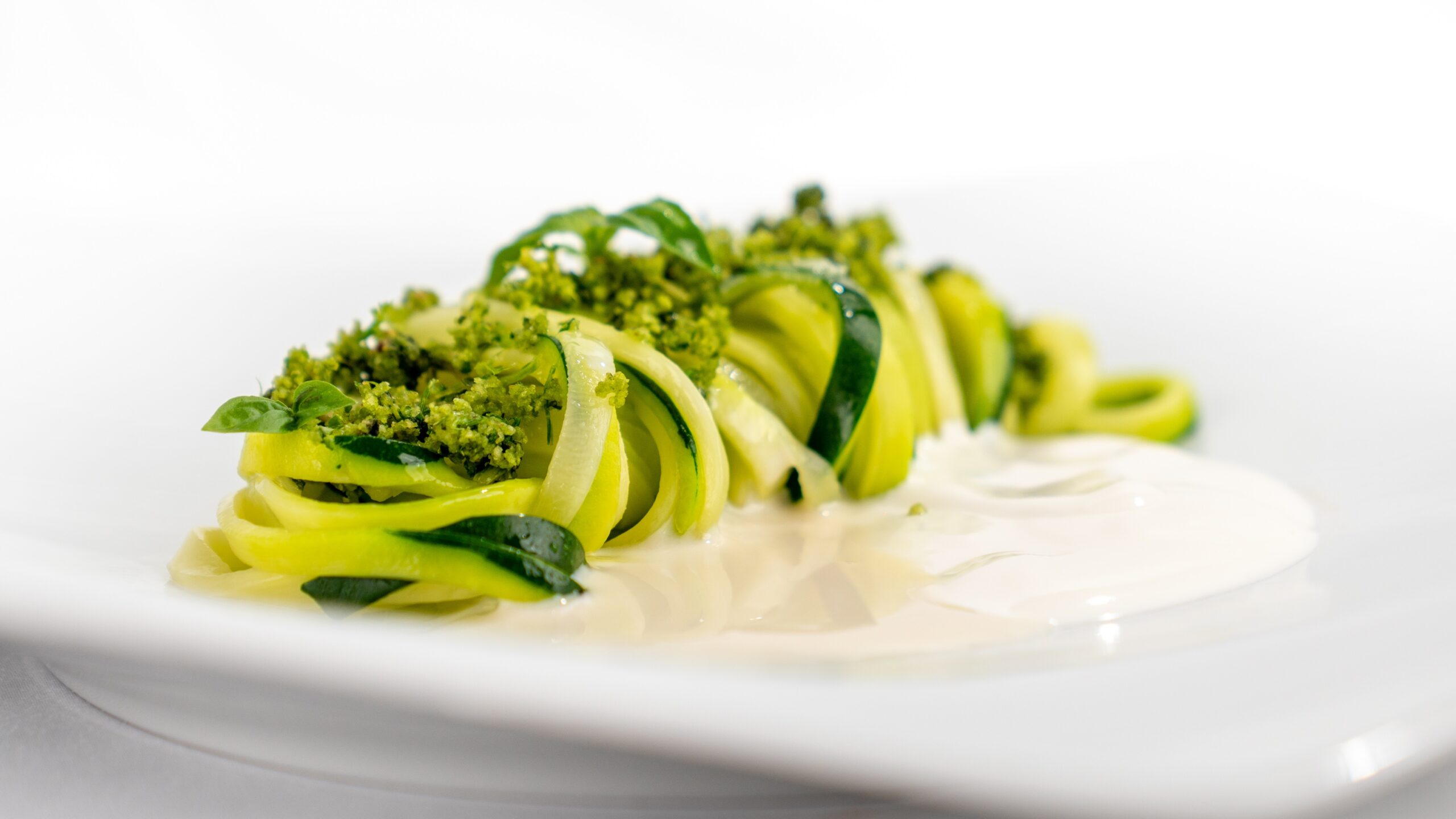 spaghetti di zucchine con crema di anacardi ricetta vegana leggera per menu di Pasqua